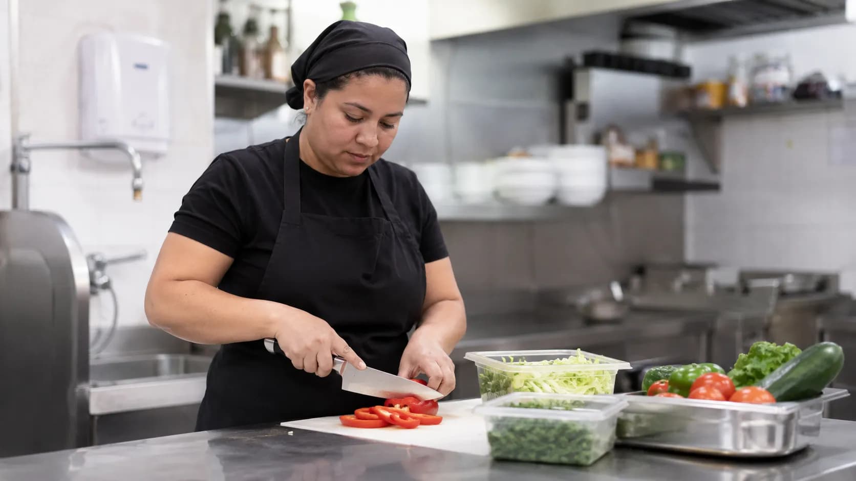 O que faz um ajudante de cozinha?
